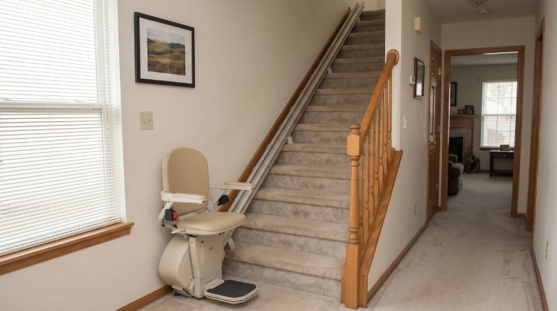 Stairlift for curved stairs